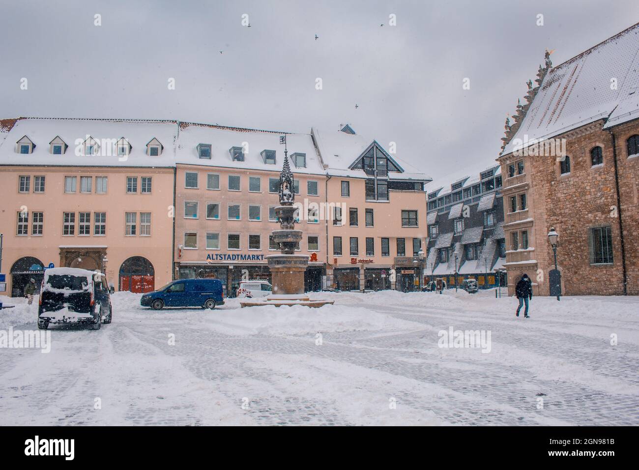 Braunschweig, Germania - 9 febbraio 2021: Piazza del mercato della città vecchia nel centro della città di Braunschweig durante l'inverno Foto Stock