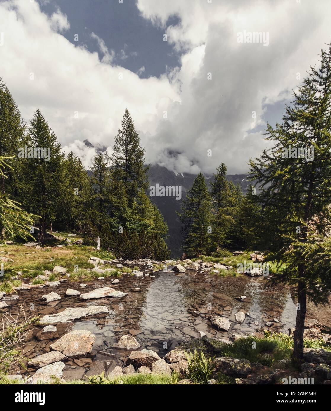 Nuvole sulla limpida riva trasparente del lago Lagazzuolo in estate Foto Stock