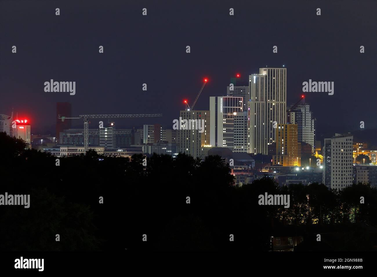 Skyline di Leeds di notte con il gruppo di edifici del quartiere Arena Foto Stock