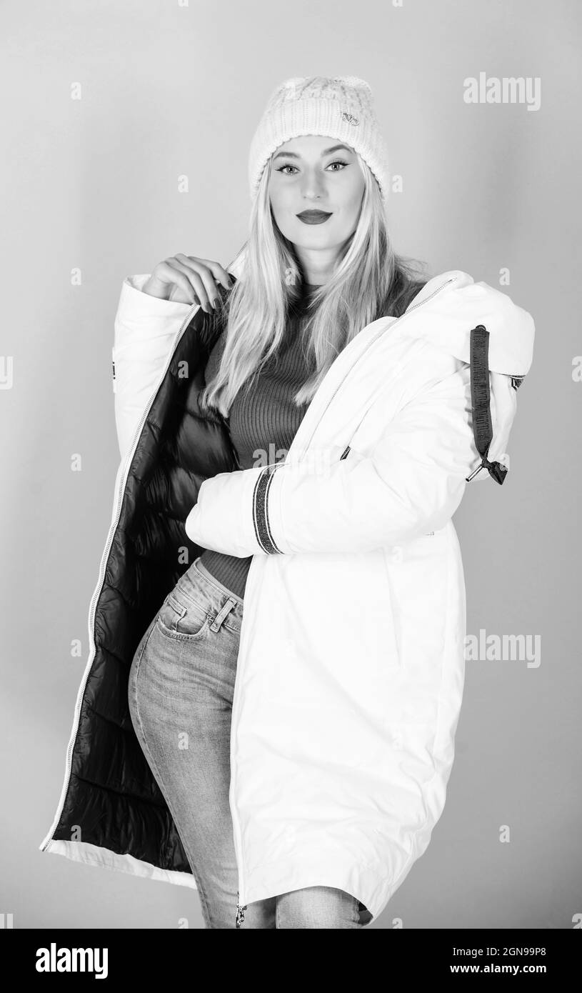 moda giovanile - 4 Stile moderno. Vestito confortevole per la vita quotidiana nello spazio urbano. Negozio di moda. Moda giovanile. Tendenza invernale. Deve avere. Abbigliamento alla moda. Stile Street Foto stock - Alamy