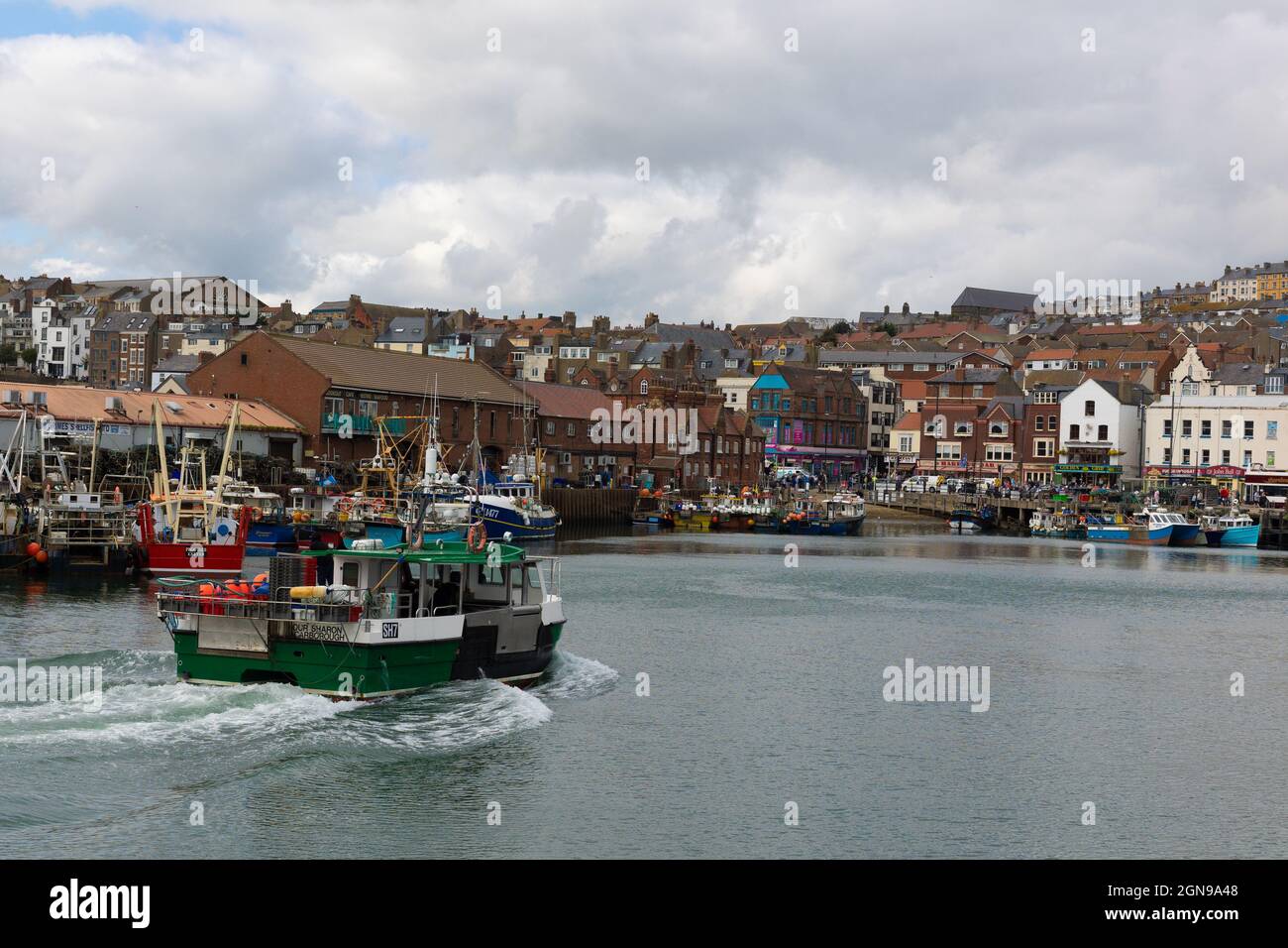 Scarborough Harbour, una barca entra nel porto. Foto Stock