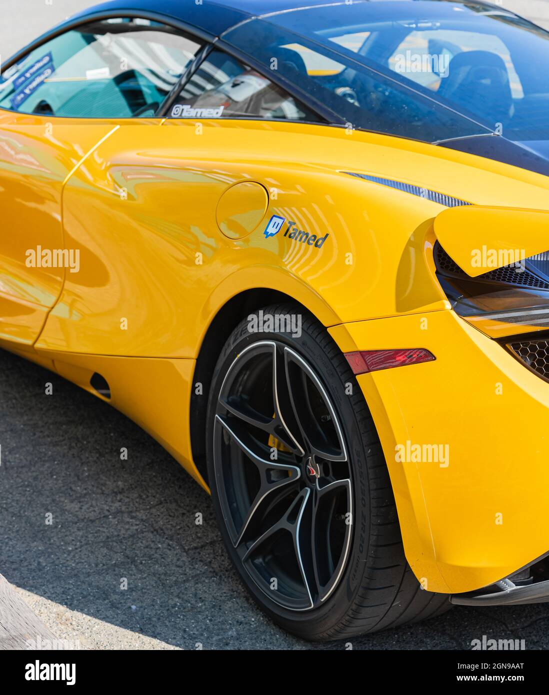 Dettagli di una supercar McLaren 720S parcheggiata su una strada. Foto Stock