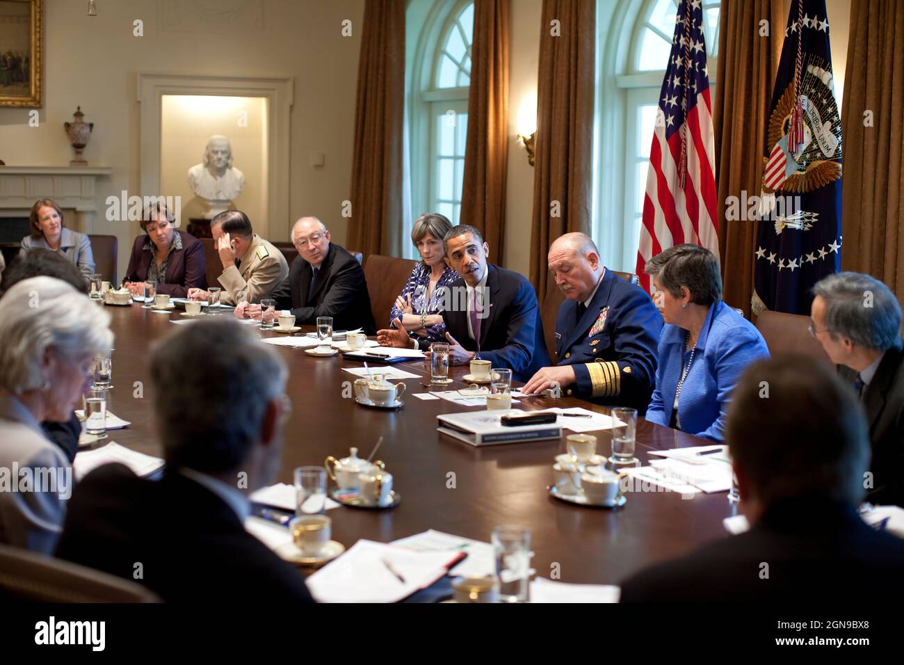 Il presidente Barack Obama discute della risposta in corso dell'amministrazione alla fuoriuscita di petrolio della BP nel Golfo del Messico con membri del gabinetto e consiglieri senior nella Sala del gabinetto della Casa Bianca, 7 giugno 2010. (Foto ufficiale della Casa Bianca di Pete Souza) questa fotografia ufficiale della Casa Bianca è resa disponibile solo per la pubblicazione da parte delle organizzazioni di notizie e/o per uso personale la stampa dal soggetto(i) della fotografia. La fotografia non può essere manipolata in alcun modo e non può essere utilizzata in materiali commerciali o politici, pubblicità, e-mail, prodotti, promozioni che in qualsiasi modo suggeriscono Foto Stock