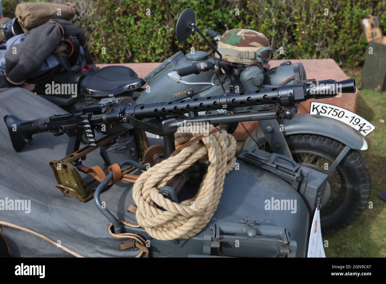 Una mitragliatrice tedesca MG34 della seconda Guerra Mondiale montata su una combinazione BMW Motorcycle e Sidecar durante una dimostrazione al Bovington Tank Museum, Dorset, Regno Unito Foto Stock