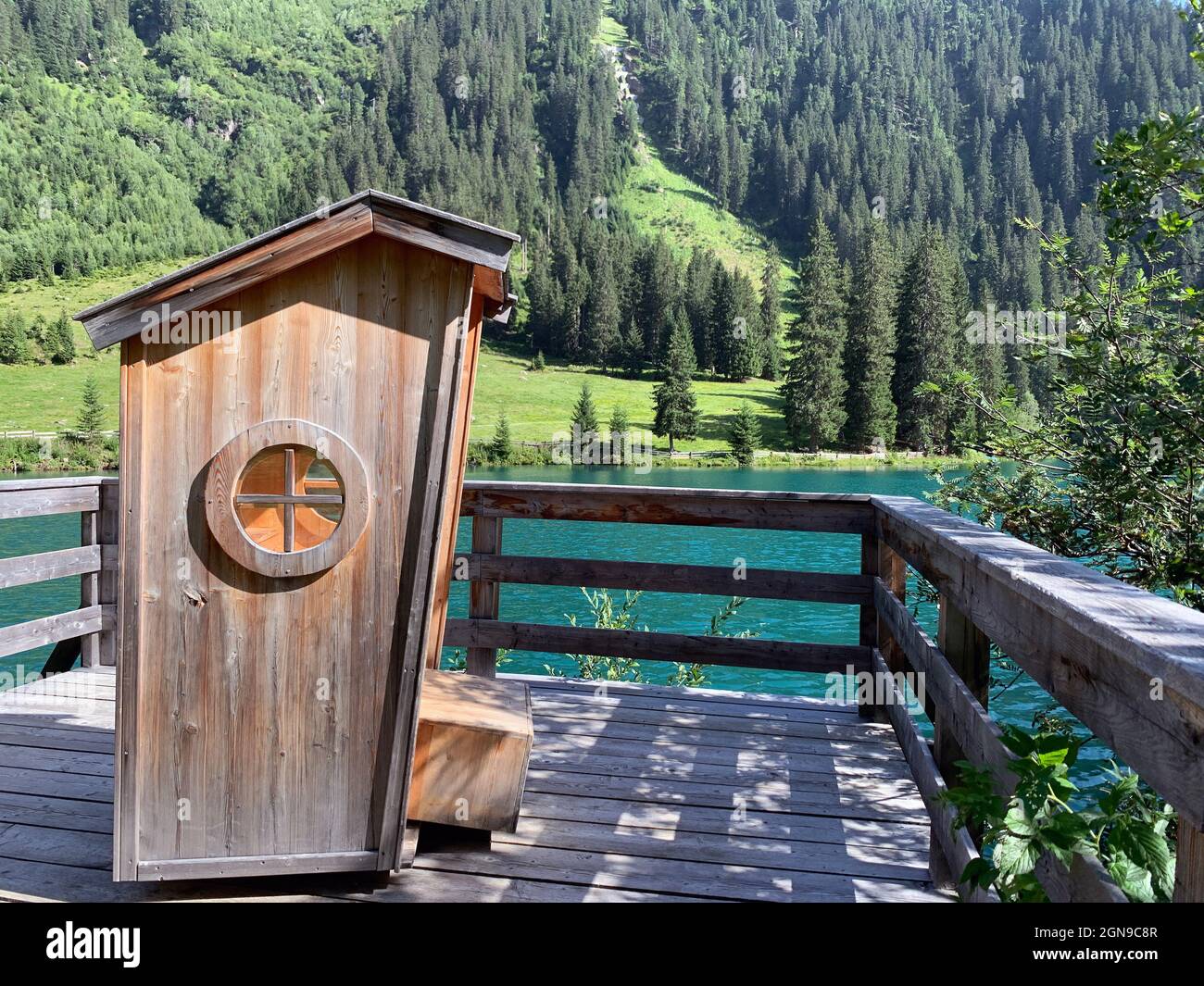 La cabina swing fatta a mano con una vista spettacolare sul lago di smeraldo in Tirolo Foto Stock