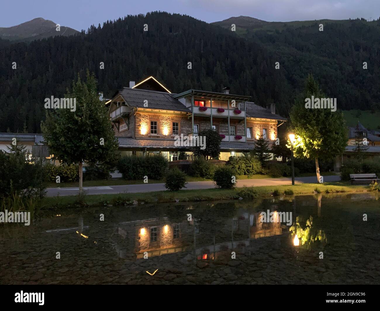 L'hotel tradizionale si trova di fronte al lago, in una romantica notte in Austria Foto Stock