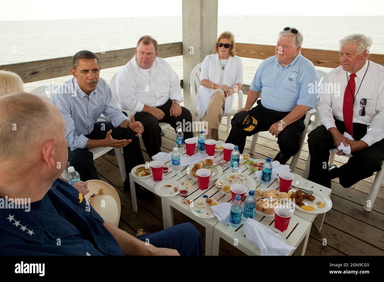 Il presidente Barack Obama partecipa a una tavola rotonda e pranzo con i residenti locali al molo Combs a Gulfport, Miss., 14 giugno 2010. I partecipanti raffigurati, da sinistra, sono il comandante dell'incidente nazionale Admiral Thad Allen, il co-proprietario dell'hotel Missy Bennett, il proprietario del ristorante Scott Weinberg, Marsha Barbour, Mississippi Gov. Haley Barbour e Gulfport Mayor George Schloegel. Questo è stato il quarto viaggio del presidente nella costa del Golfo per valutare la risposta in corso alla fuoriuscita di petrolio della BP nel Golfo del Messico. (Foto ufficiale della Casa Bianca di Pete Souza) questa foto ufficiale della Casa Bianca è in fase di preparazione Foto Stock