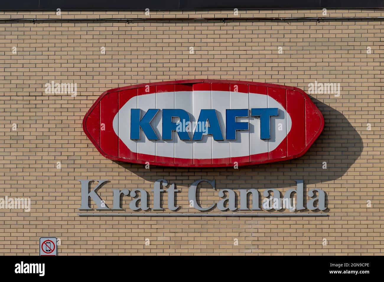 Mount-Royal, Montreal, QC, Canada - 4 settembre 2021: Kraft Canada firma sul muro presso il loro stabilimento di Montreal, QC, Canada. Foto Stock