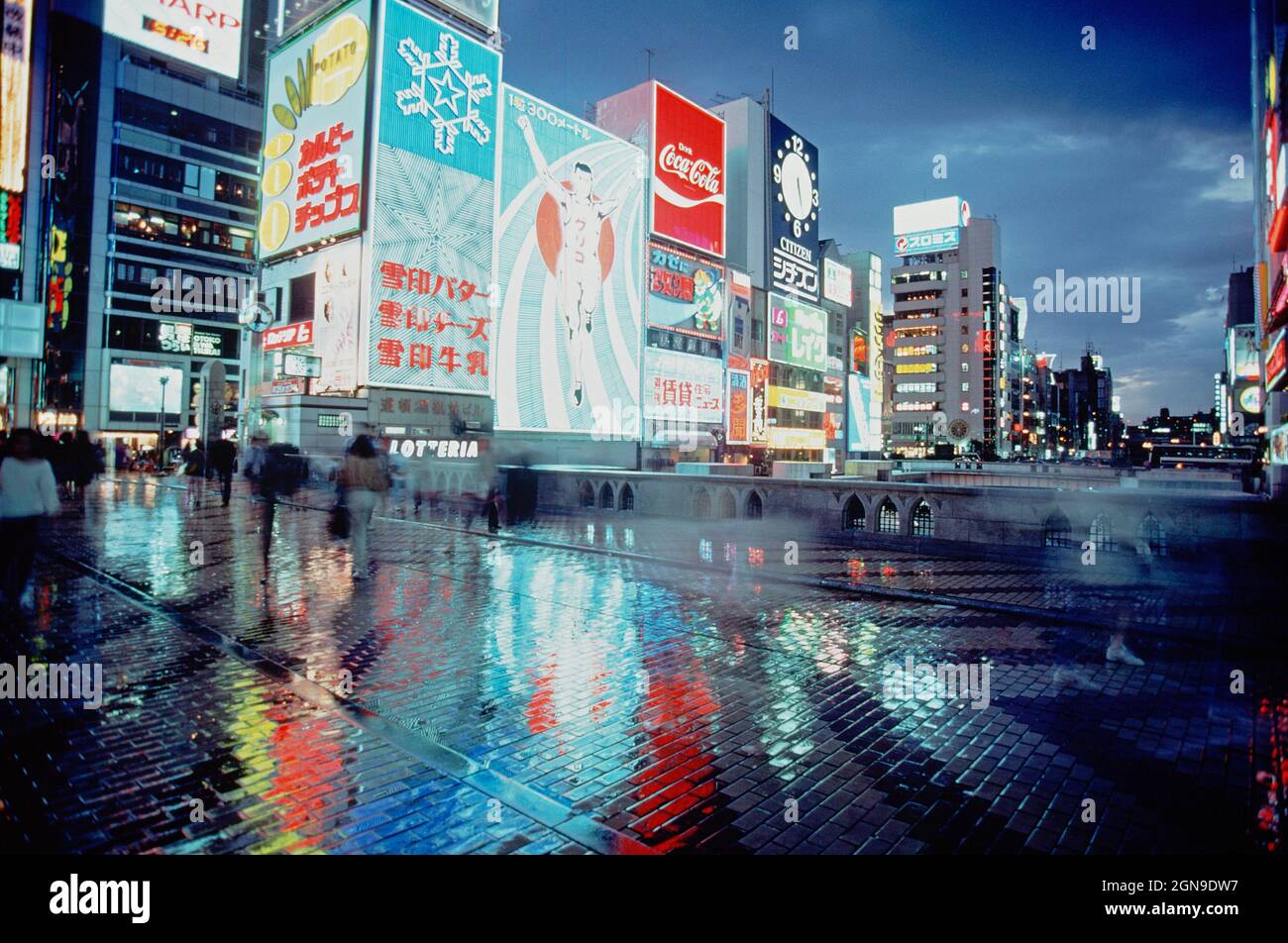 Giappone. Osaka. Nippombashi di notte. Foto Stock