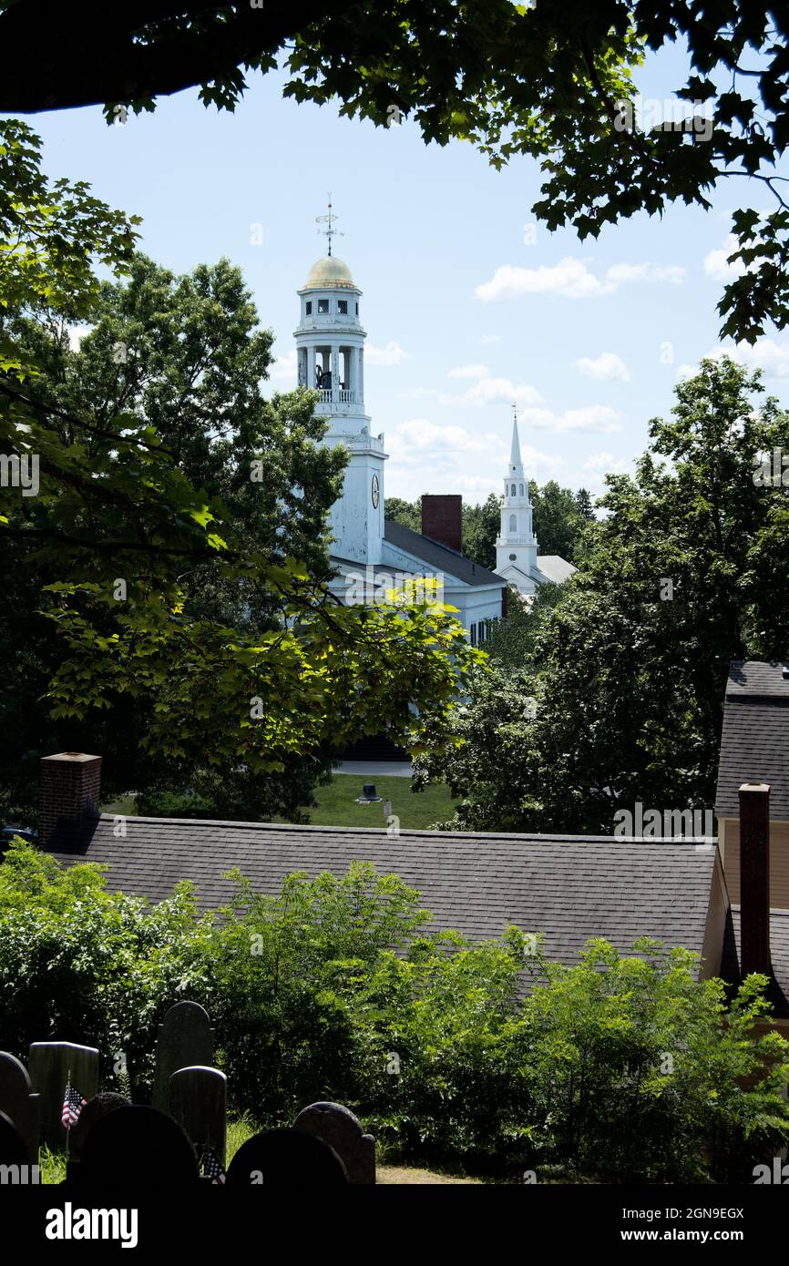 Vista sopraelevata della prima chiesa parrocchiale dal primo cimitero di Concord - Concord, ma USA Foto Stock