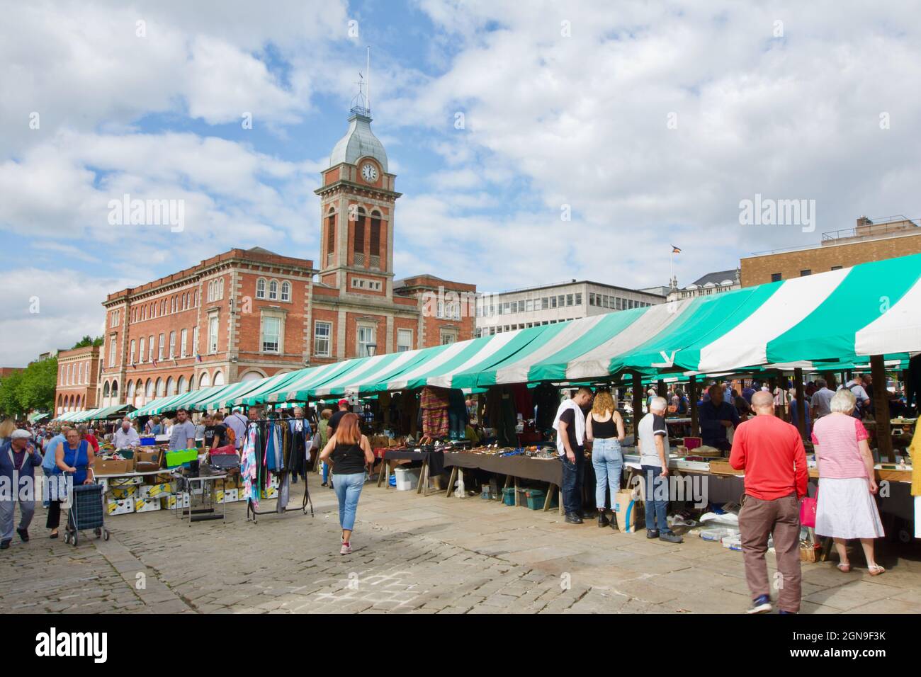 Mercato di Chesterfield nel centro della città fuori dal mercato Hall Chesterfield Derbyshire Inghilterra Regno Unito. Il famoso mercato storico di Chesterfield. Foto Stock