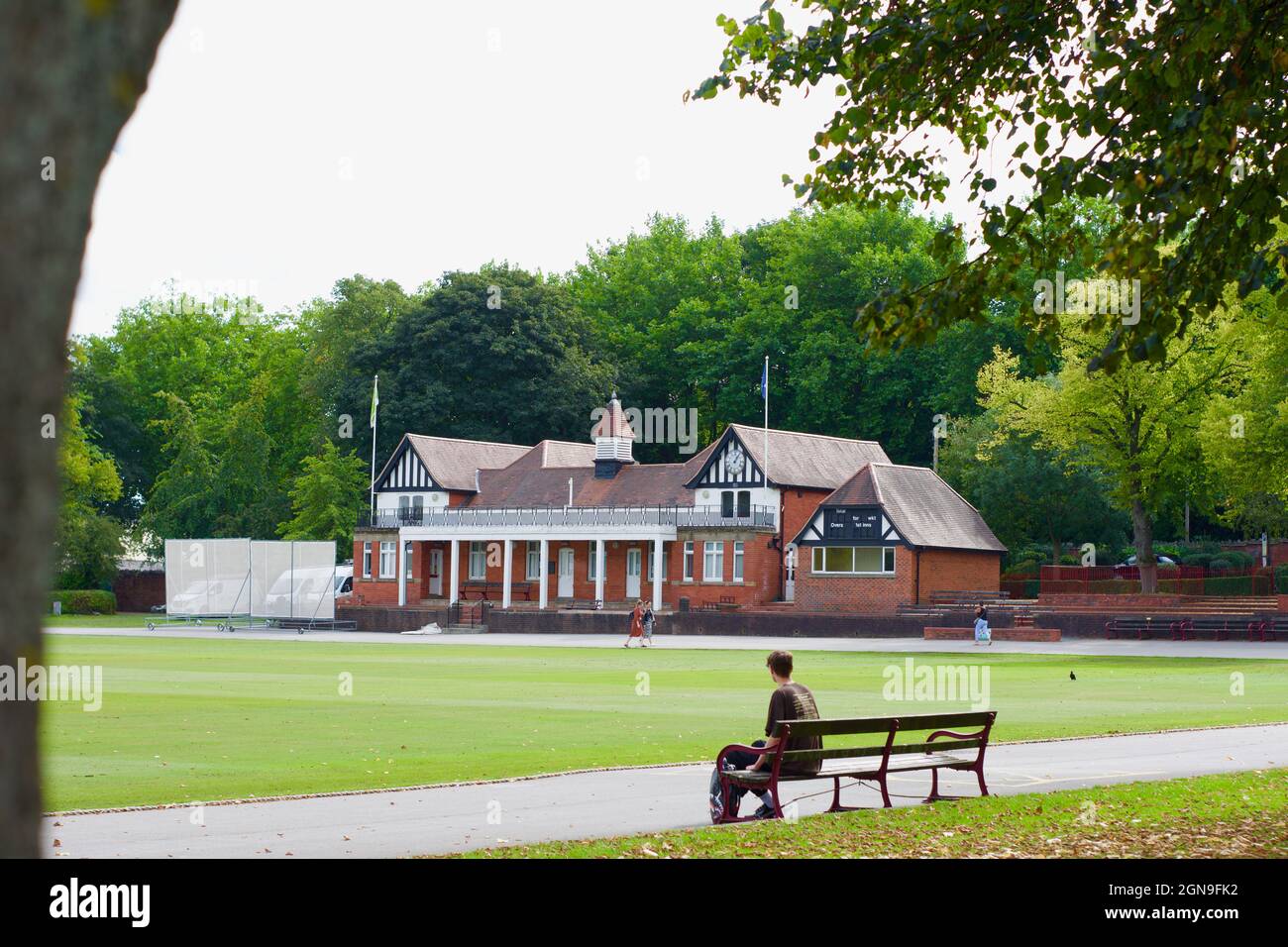 Il Queen's Park è un campo da cricket della contea di Chesterfield, nel Derbyshire. Foto scattata nel settembre 2021 Foto Stock