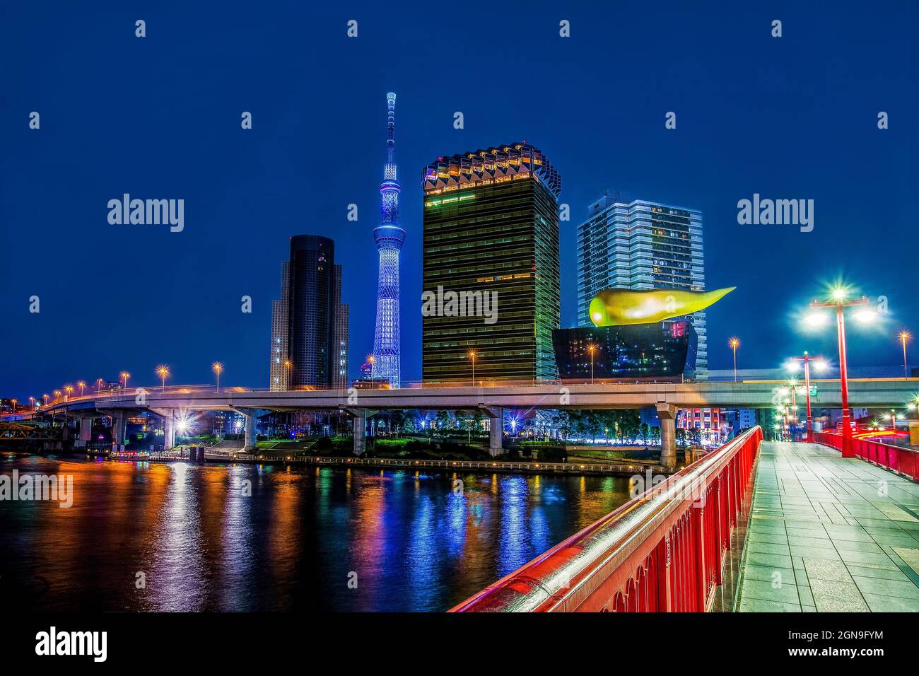 03-20-2015 .Tokyo. Panorama con birreria Asahi - è stato progettato dal designer francese Philippe Starck e completato nel 1989. Tokyo Sky Tree Tower Foto Stock