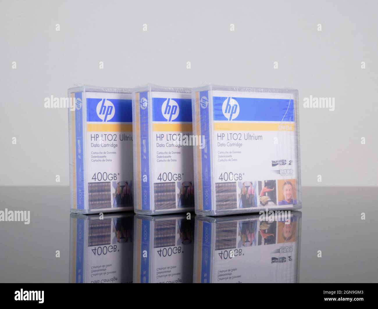 Tre nastri magnetici LTO isolati non aperti utilizzati per il backup o l'archiviazione dei dati. Foto Stock