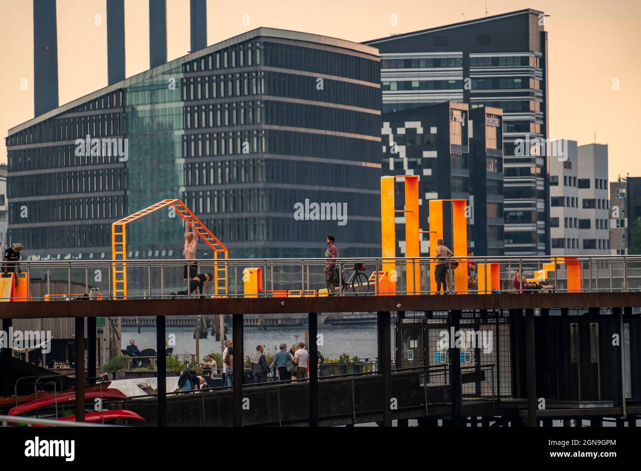 Struttura ricreativa nel porto di Copenhagen, Bølgen afslapningsanlæg, molo con aree balneabili, attrezzature fitness, palestra all'aperto, noleggio kayak, a S. Foto Stock