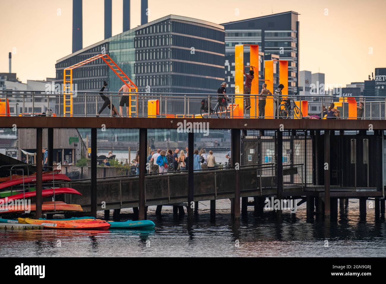 Struttura ricreativa nel porto di Copenhagen, Bølgen afslapningsanlæg, molo con aree balneabili, attrezzature fitness, palestra all'aperto, noleggio kayak, a S. Foto Stock