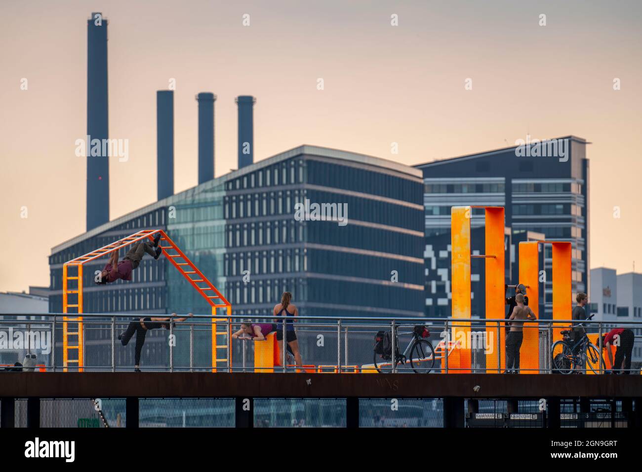 Struttura ricreativa nel porto di Copenhagen, Bølgen afslapningsanlæg, molo con aree balneabili, attrezzature fitness, palestra all'aperto, noleggio kayak, a S. Foto Stock