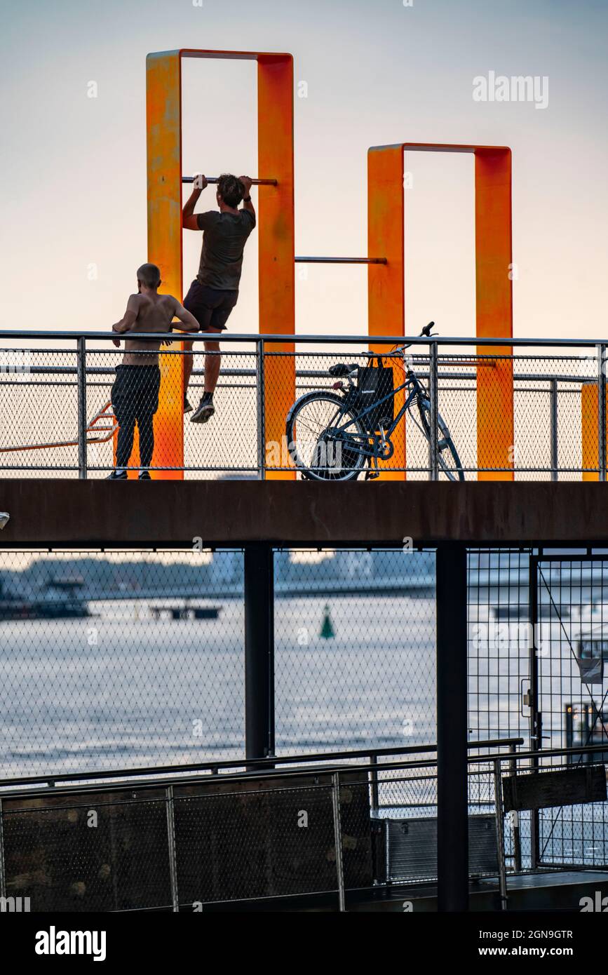 Struttura ricreativa nel porto di Copenhagen, Bølgen afslapningsanlæg, molo con aree balneabili, attrezzature fitness, palestra all'aperto, noleggio kayak, a S. Foto Stock