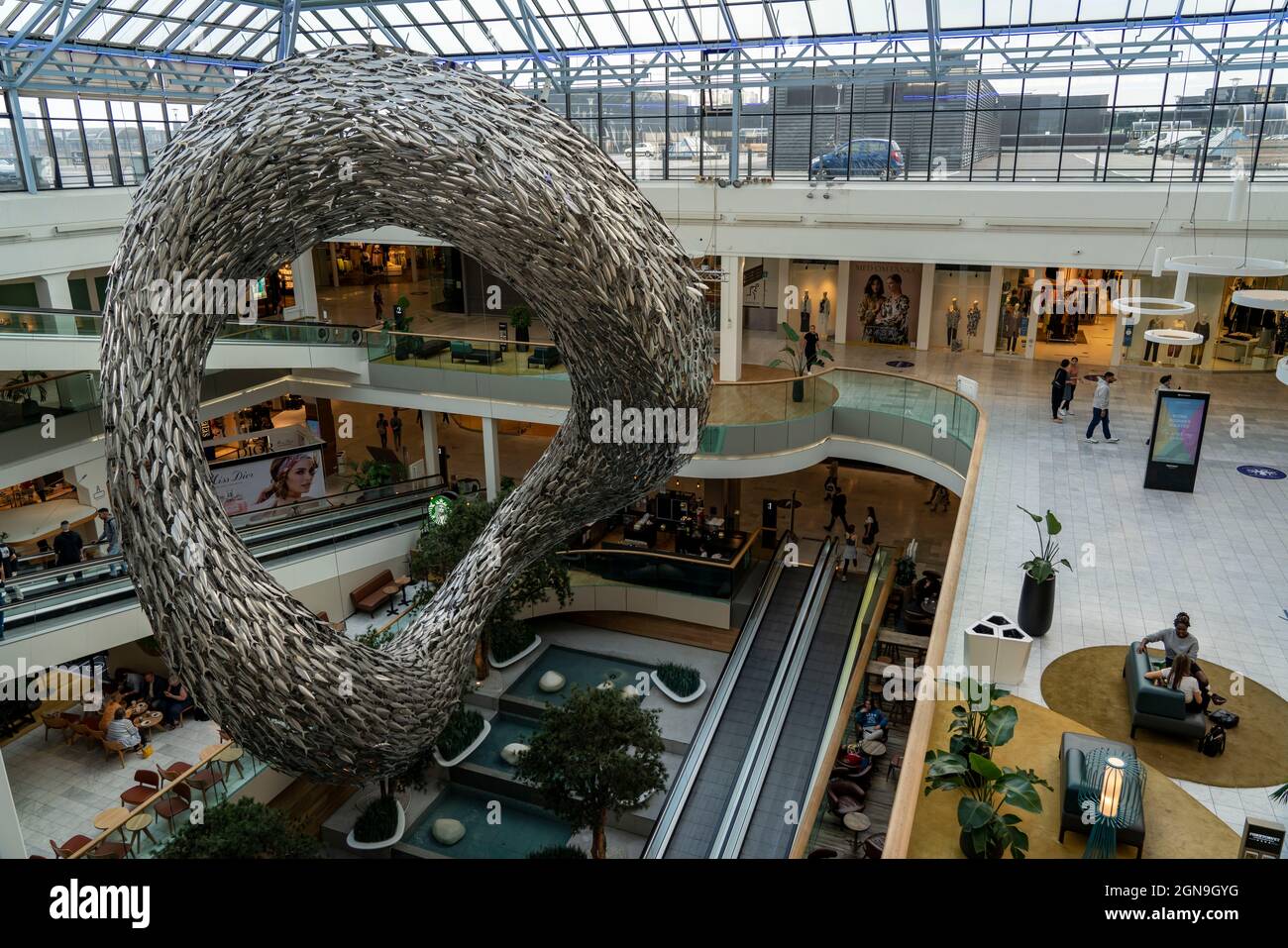 Fisketorvet, Copenhagen Mall, centro commerciale, distretto Kalvebod Brygge, artwork Shoal No. 8, scuola di pesce d'acciaio, a Copenhagen, Danimarca, Foto Stock