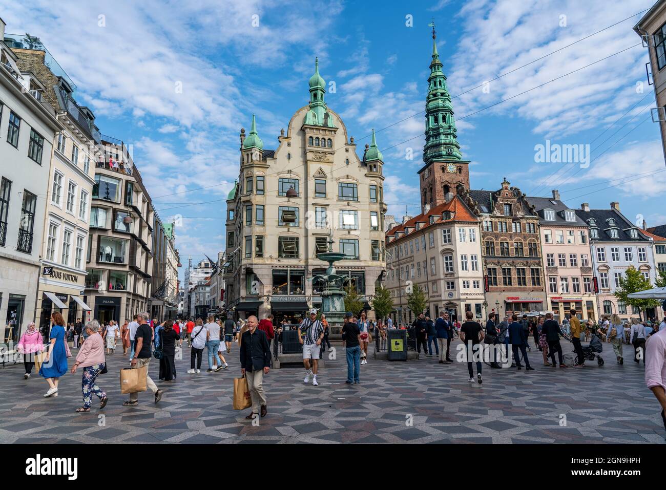 Città vecchia, centro, Amagertorv, parte della strada pedonale Strøget, gastronomia, negozi, Copenaghen, torre di Nikolaj Kunsthal, ex chiesa, ora ar Foto Stock