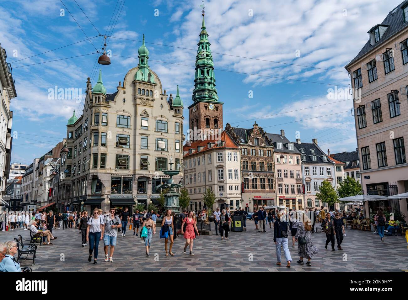 Città vecchia, centro, Amagertorv, parte della strada pedonale Strøget, gastronomia, negozi, Copenaghen, torre di Nikolaj Kunsthal, ex chiesa, ora ar Foto Stock