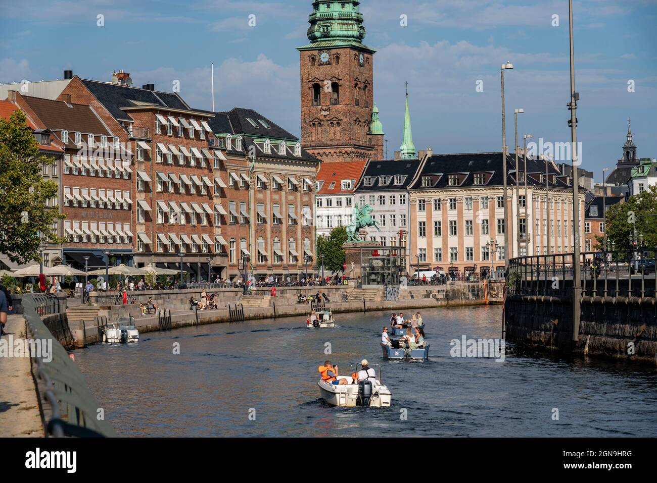 Piazza Gammel Strand, centro città, sul canale Slotholmens, torre di Nikolaj Kunsthal, ex chiesa, ora sala esposizioni d'arte, Copenhagen, Danimarca, Foto Stock