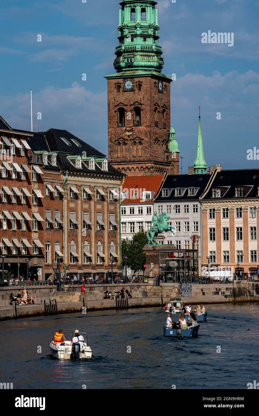 Piazza Gammel Strand, centro città, sul canale Slotholmens, torre di Nikolaj Kunsthal, ex chiesa, ora sala esposizioni d'arte, Copenhagen, Danimarca, Foto Stock