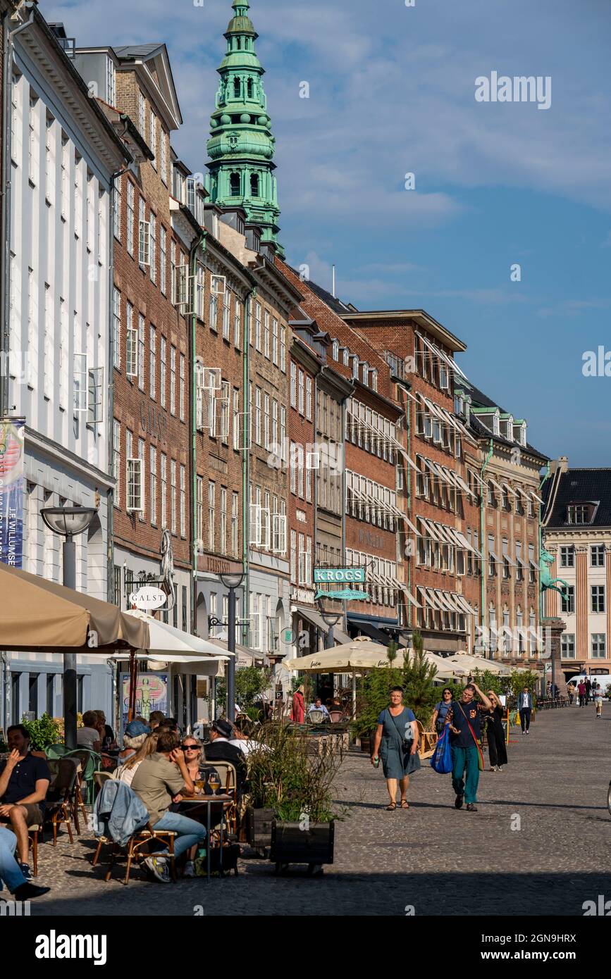 Piazza Gammel Strand, centro città, sul canale Slotholmens, torre di Nikolaj Kunsthal, ex chiesa, ora sala esposizioni d'arte, Copenhagen, Danimarca, Foto Stock