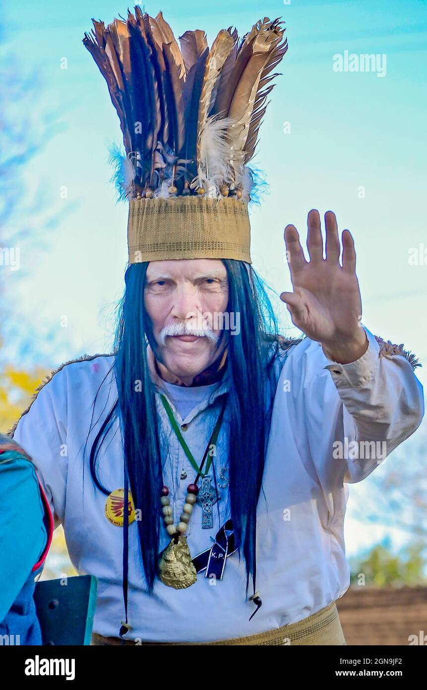 Chickasaw Chickasaw, capo indiano delle onde Slacabamorinico durante la parata del Mardi Gras del giorno del Caino del Joe, 7 febbraio 2016, a Mobile, Alabama. Foto Stock