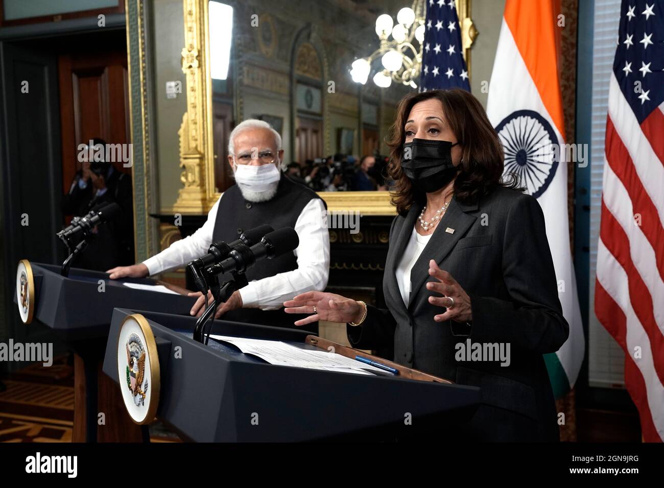 Il Vice Presidente degli Stati Uniti Kamala Harris e il primo Ministro Narendra modi dell'India parlano con i media prima del loro incontro presso l'Ufficio Ceremoniale del Vice Presidente nell'Eisenhower Executive Office Building di Washington, DC il 23 settembre 2021. Credit: Yuri Gripas/Pool via CNP /MediaPunch Foto Stock