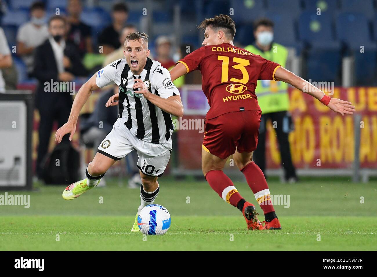 Stadio Olimpico, Roma, Italia. 23 settembre 2021. Serie A League Football, Roma versus Udinese;Gerard Deulofeu di Udinese prende Pau López di Roma Credit: Action Plus Sports/Alamy Live News Foto Stock