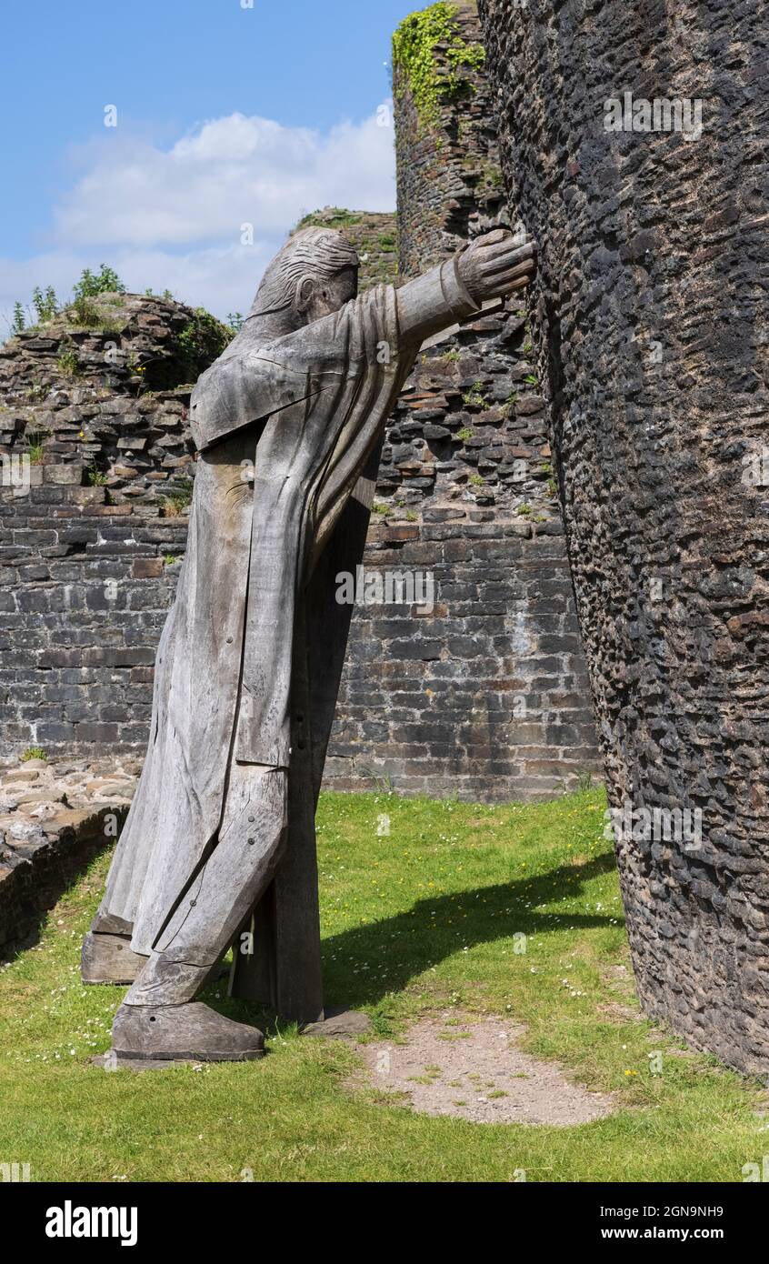 Sorregge la torre pendente sud-est del castello di Caerphilly, Galles, Regno Unito Foto Stock