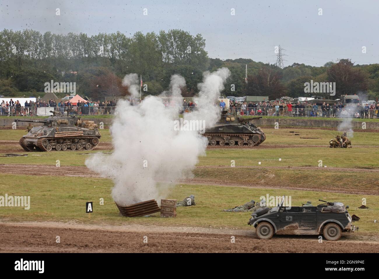 Una rievocazione storica della seconda Guerra Mondiale tra i Reenattori tedeschi e americani e i carri armati d'epoca durante una dimostrazione al Bovington Tank Museum Foto Stock