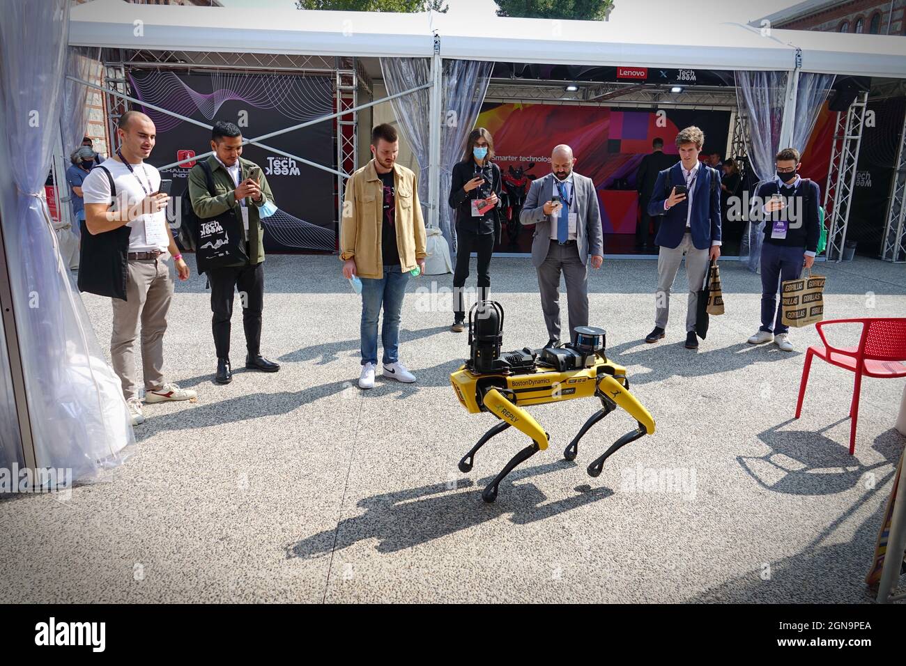 Cane robot giallo, adatto per il rilevamento industriale e il funzionamento a distanza. Punto di protezione mini robot. Torino, Italia - Settembre 2021 Foto Stock