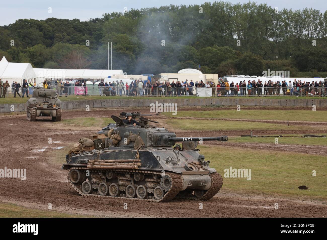 Serbatoio Sherman. Un M4A2(76) HVSS Sherman Tank che è stato utilizzato nel film 'Fury' durante una dimostrazione al Bovington Tank Museum, Dorset, Regno Unito Foto Stock