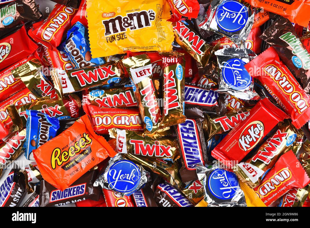 IRVINE, CALIFORNIA - 23 SETTEMBRE 2021: Un grande assortimento di caramelle dimensione divertente per Halloween. Foto Stock