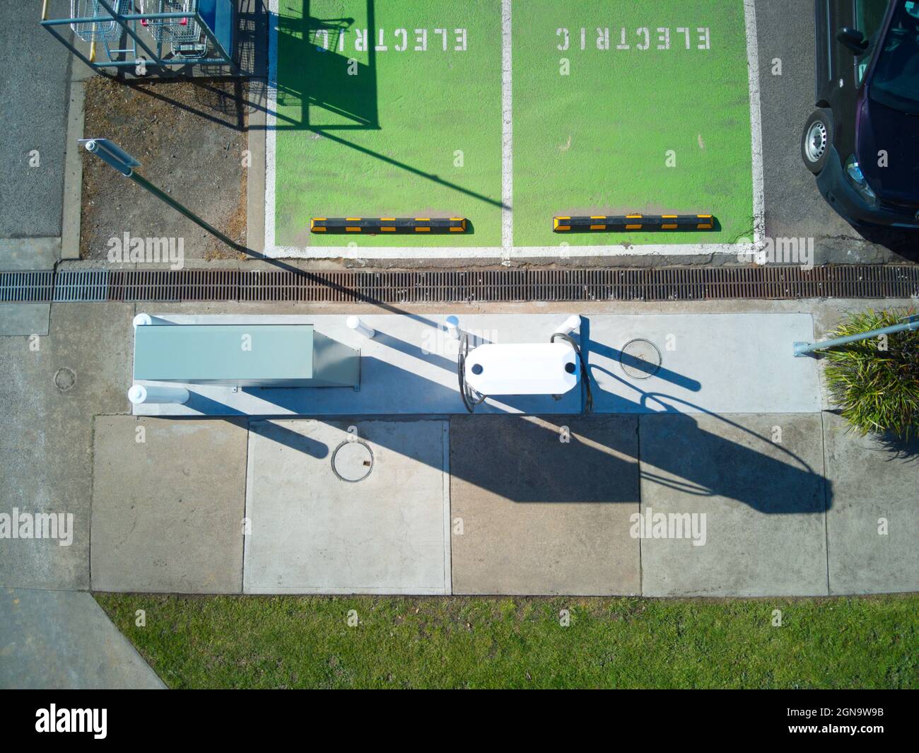 Punto di ricarica elettrica con stazione di ricarica e parcheggio auto, vista aerea, Castlemaine, Victoria, Australia. Foto Stock