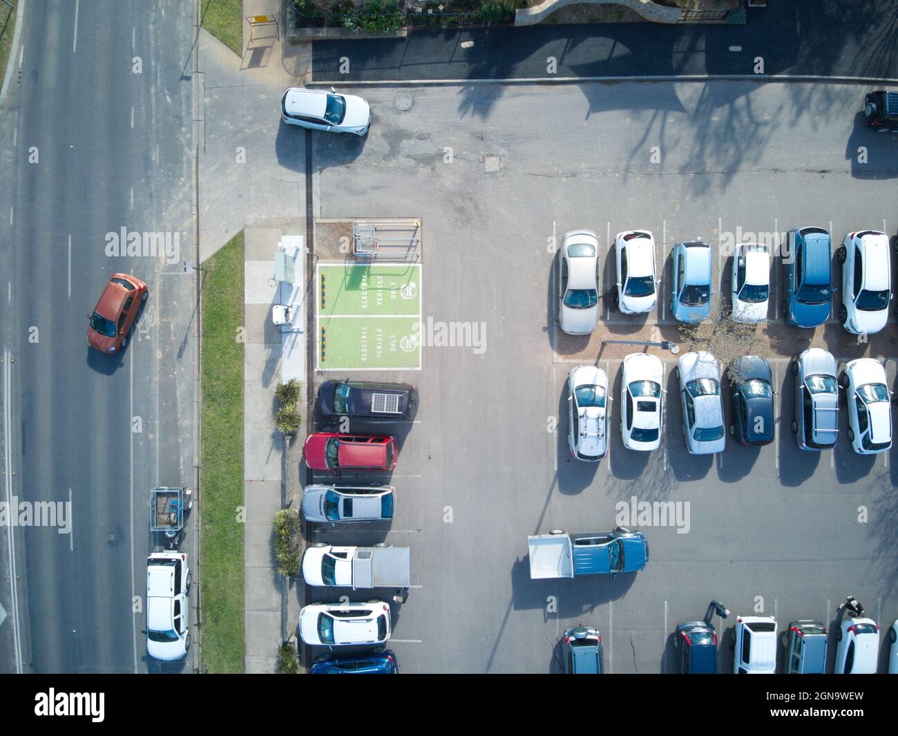 Stazione di ricarica per auto elettriche, rete di veicoli plug-in con posti auto e posti auto, vista aerea, Castlemaine, Victoria, Australia. Foto Stock