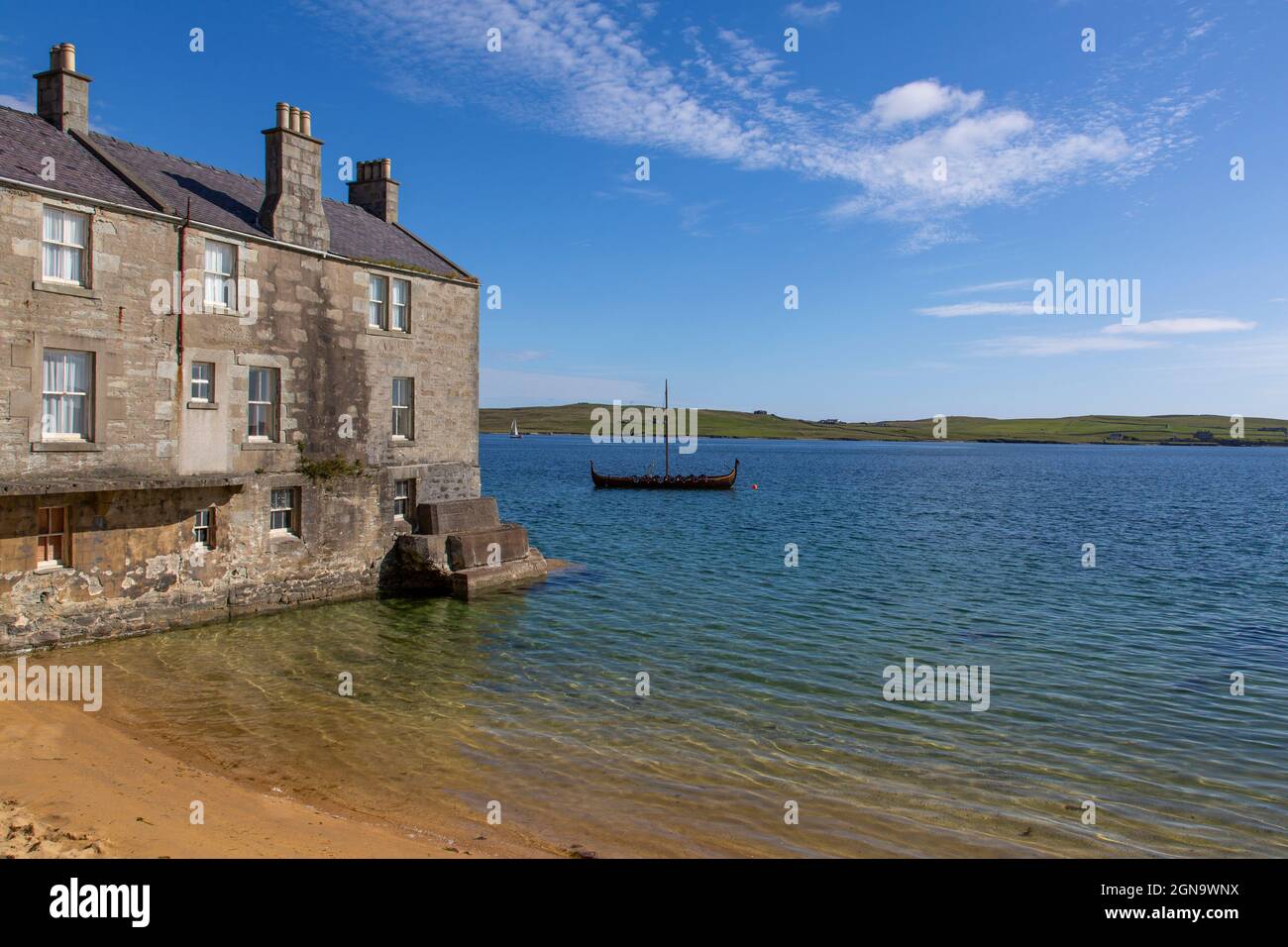 Vichingo Longboat a Bressay Sound e Lodberry, vicino a Bains Beach, Lerwick, Shetland Islands, Scozia Foto Stock