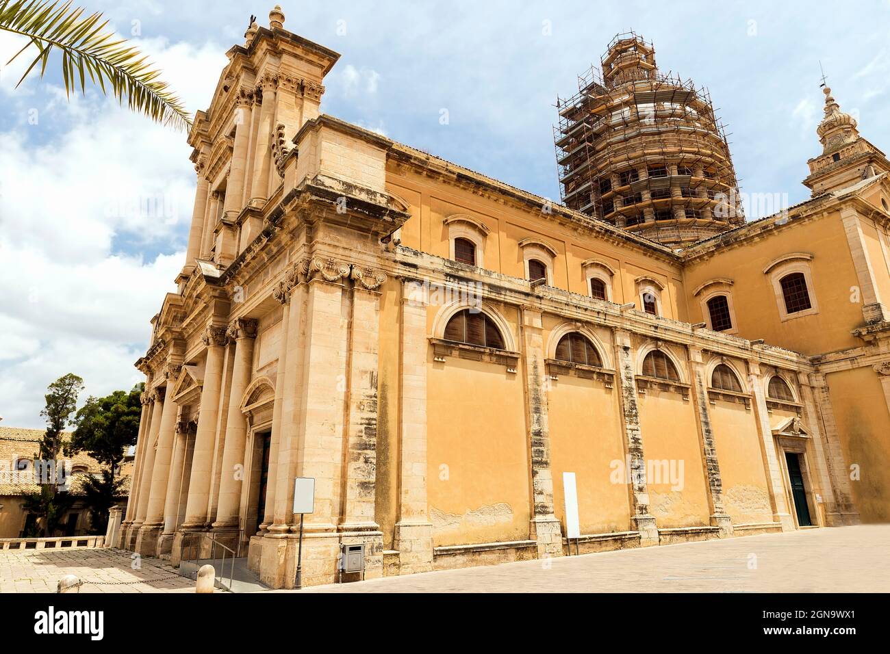 Panoramica della Basilica di Santa Maria dell'Annuncio (Basilica Maria Santissima Annunziata) a Comiso, Provincia di Ragusa, Sicilia, Italia. Foto Stock