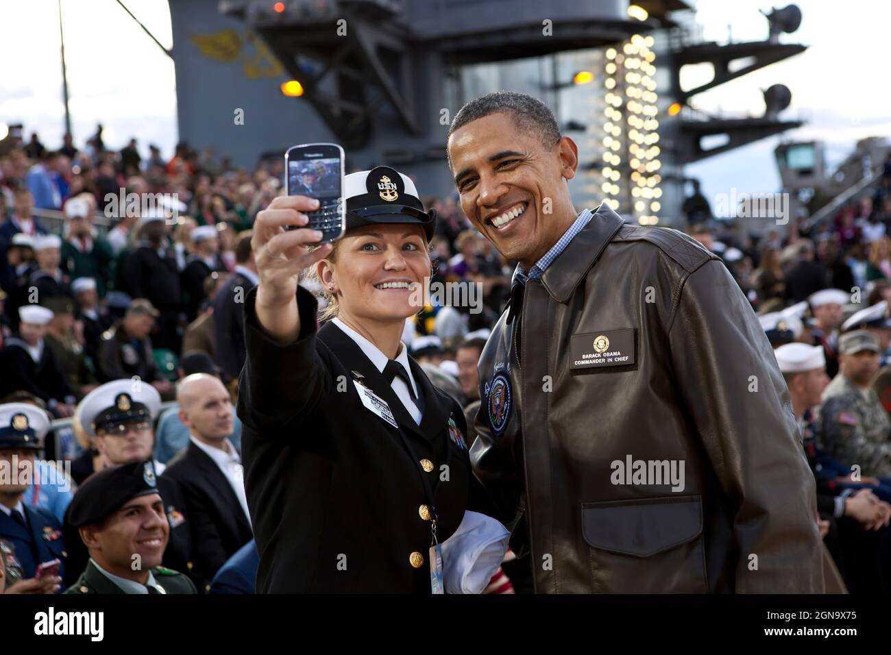 Il presidente Barack Obama ha la sua foto scattata con un membro della Marina degli Stati Uniti sul ponte di volo della USS Carl Vinson, ancorata alla North Island Naval Station a San Diego, California, 11 novembre 2011. (Foto ufficiale della Casa Bianca di Pete Souza) questa fotografia ufficiale della Casa Bianca è resa disponibile solo per la pubblicazione da parte delle organizzazioni di notizie e/o per uso personale la stampa dal soggetto(i) della fotografia. La fotografia non può essere manipolata in alcun modo e non può essere utilizzata in materiali commerciali o politici, pubblicità, e-mail, prodotti, promozioni che in alcun modo suggerisce l'approvazione o Foto Stock