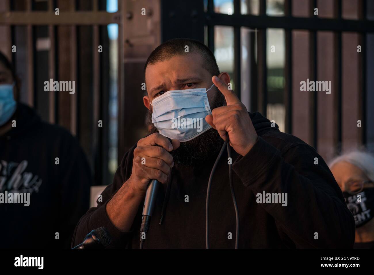 Atlanta, Georgia, Stati Uniti. 23 settembre 2021. Nilson Barahona parla della sua esperienza di essere detenuto nel centro di detenzione della contea di Irwin nel sud di Geogia per attivisti nel giorno delle comunità nazionali non gabbie. Credit: Andrew Clark/ZUMA Wire/Alamy Live News Foto Stock