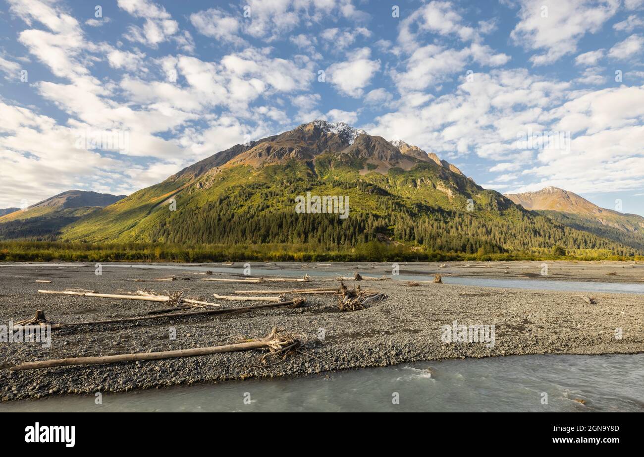Luce del mattino sul fiume Resurrection e sul monte Benson nell'Alaska sud-centrale. Foto Stock