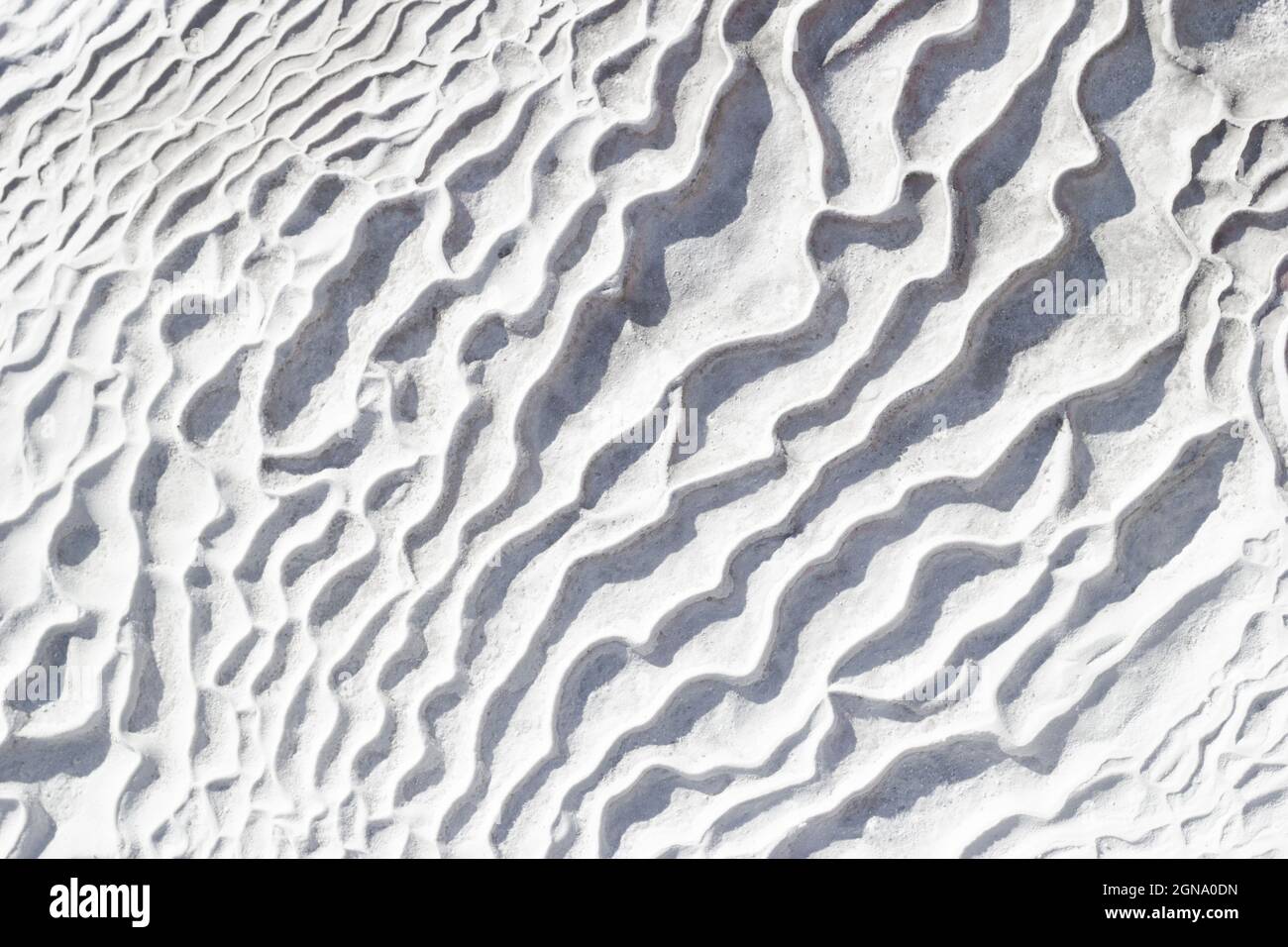 Sfondo grigio-bianco texture di Pamukkale calcio travertino in Turchia, modello di onde diagonali, primo piano. Foto Stock