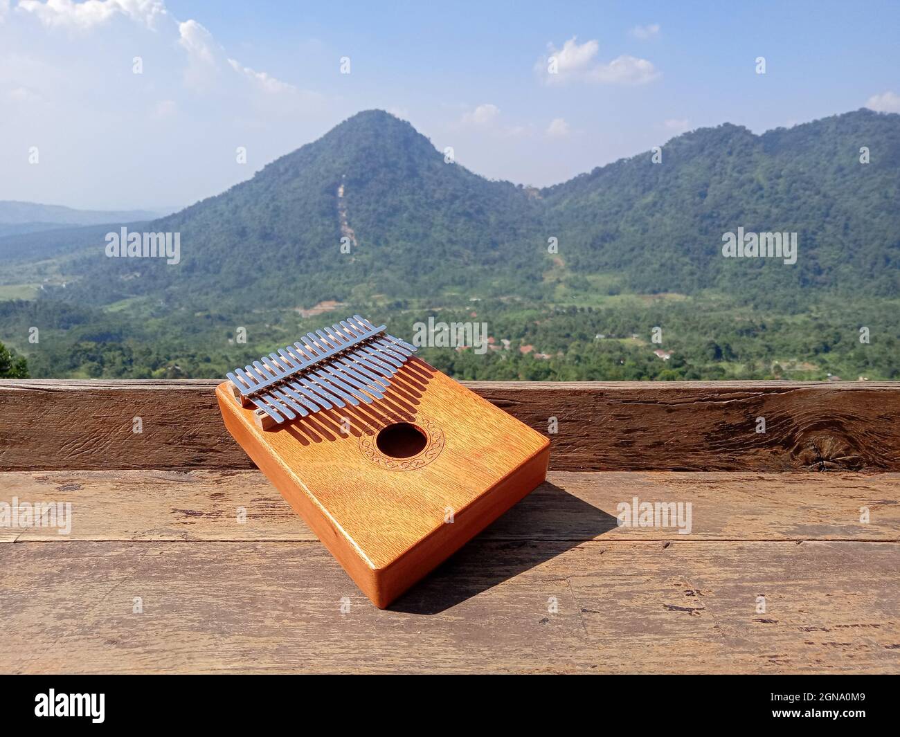 Kalimba, strumento di musica acustica dall'africa e al Wood Desk vicino Pancar Mountain, West Java Indonesia Foto Stock