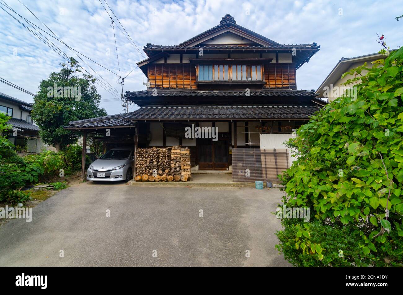 Case rurali di Kanazawa, architettura tradizionale, fascino della campagna, fattorie giapponesi, paesaggi rurali Foto Stock