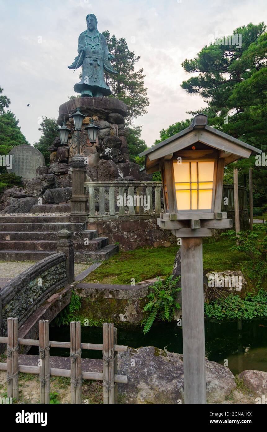 Alberi giapponesi, sentieri illuminati da Lanterne, paesaggi di Kanazawa, lanterne tradizionali, paesaggi da giardino Foto Stock