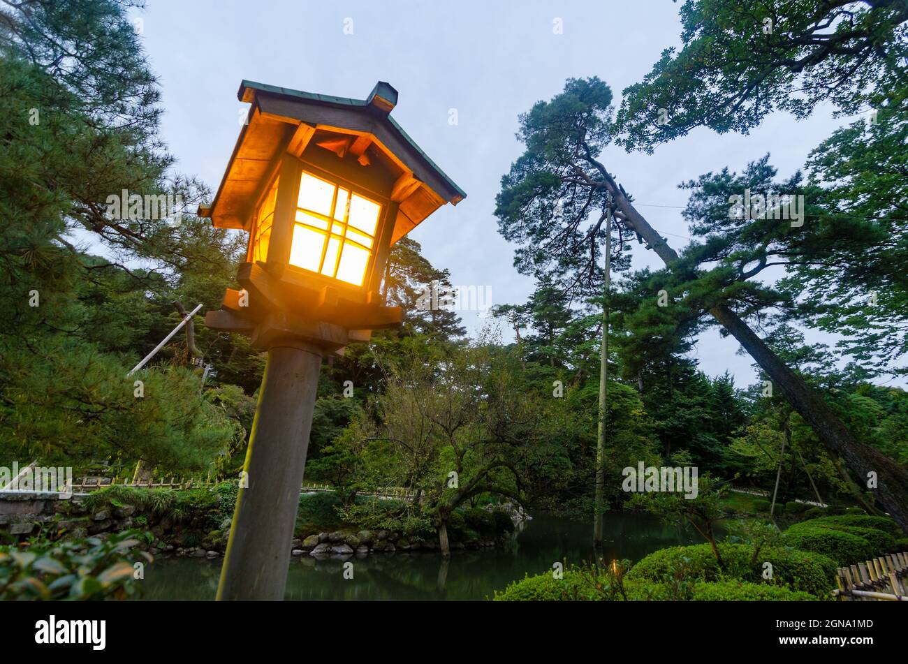 Alberi giapponesi, sentieri illuminati da Lanterne, paesaggi di Kanazawa, lanterne tradizionali, paesaggi da giardino Foto Stock