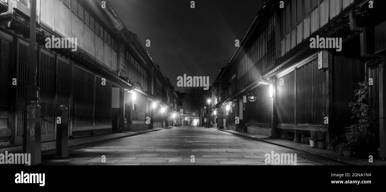 Quartiere storico di Kanazawa, di notte, tradizionale, giapponese, in legno, vetrine, case, strade acciottolate Foto Stock