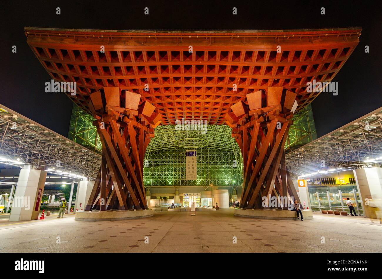 Stazione ferroviaria di Kanazawa, notte, tradizionale, moderna, Fusion, illuminato, cancello Torii, scale, giapponese, stazione ferroviaria Foto Stock